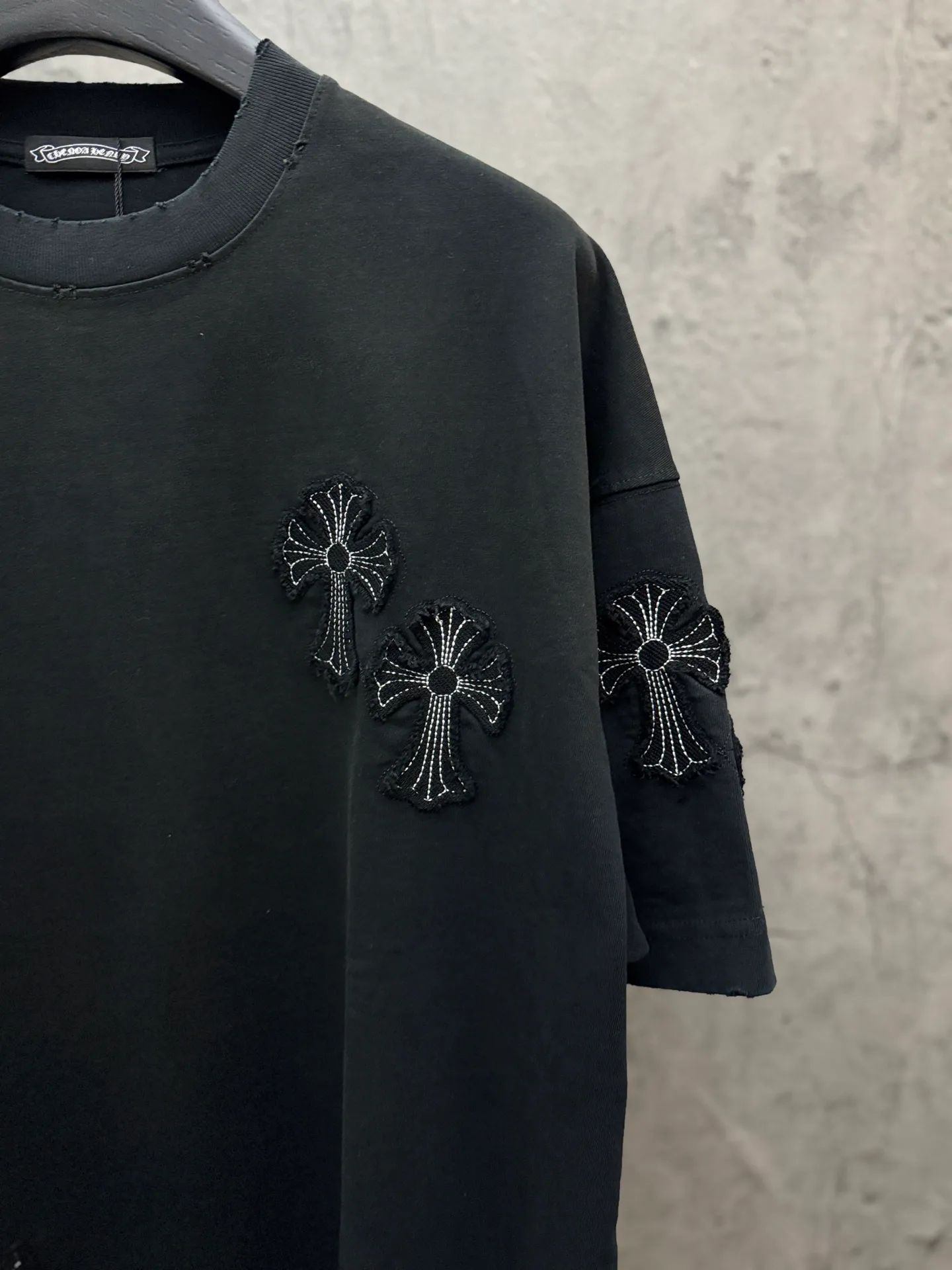 P240 top version, real shot without P, ​​different from market currency) 𝗖𝗵𝗿𝗼𝗺𝗲 𝗛𝗲𝗮𝗿𝘁𝘀/Croxin 2026 spring new original single counter American washed patch embroidered couple short sleeves 👑The highest version! Customized fabric 320 grams, washed and fried, a hot-selling model at the counter, very comfortable to wear. Accessories: original molded and authenticated collar label➕100% silk wash label. Genuine purchase-grade original hangtag➕matching hanging rope➕3D hanging beads➕original packaging bag. Craftsmanship: The original version has consistent wiring! The highest version of the armhole matching technique! Color: Black White Size: S M L XL Style No.: 5206